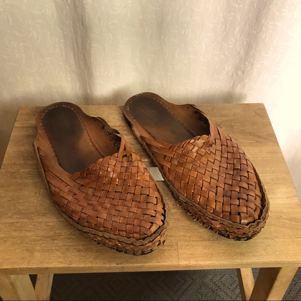 Mohinders woven leather slides